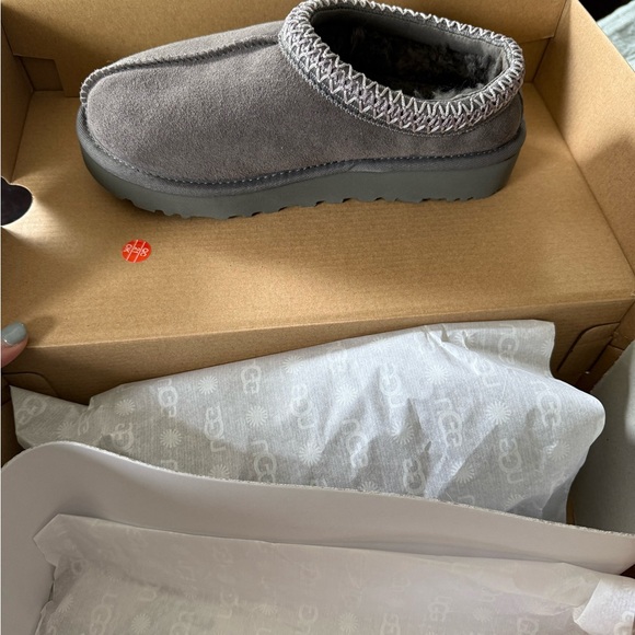 UGG BRAND NEW SLIPPERS - Picture 4 of 4